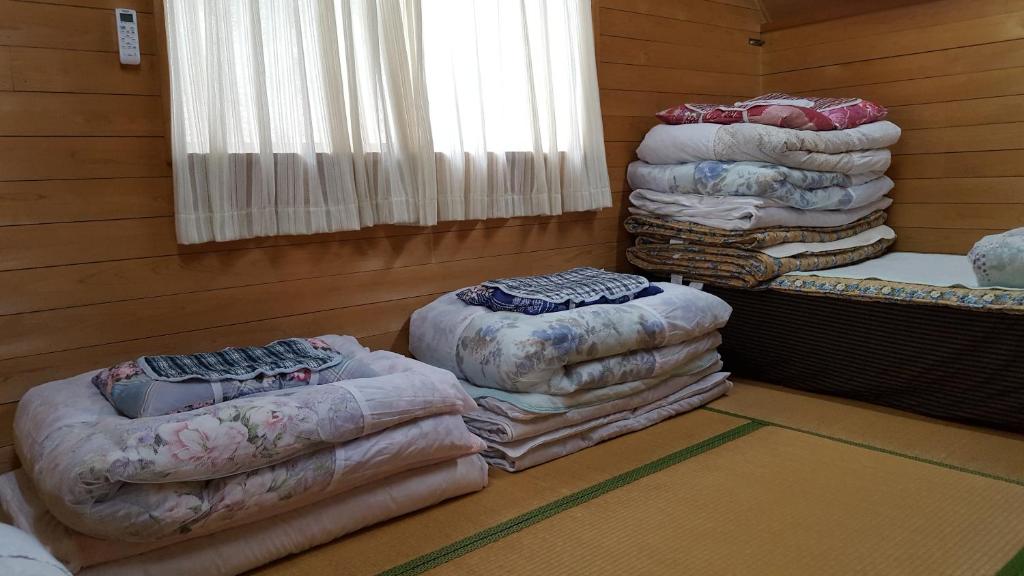 Postel nebo postele na pokoji v ubytování Hinokisanso Tsushima