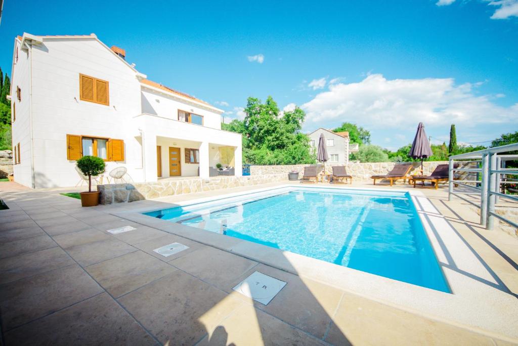 uma piscina no quintal de uma casa em Villa Novak em Cilipi