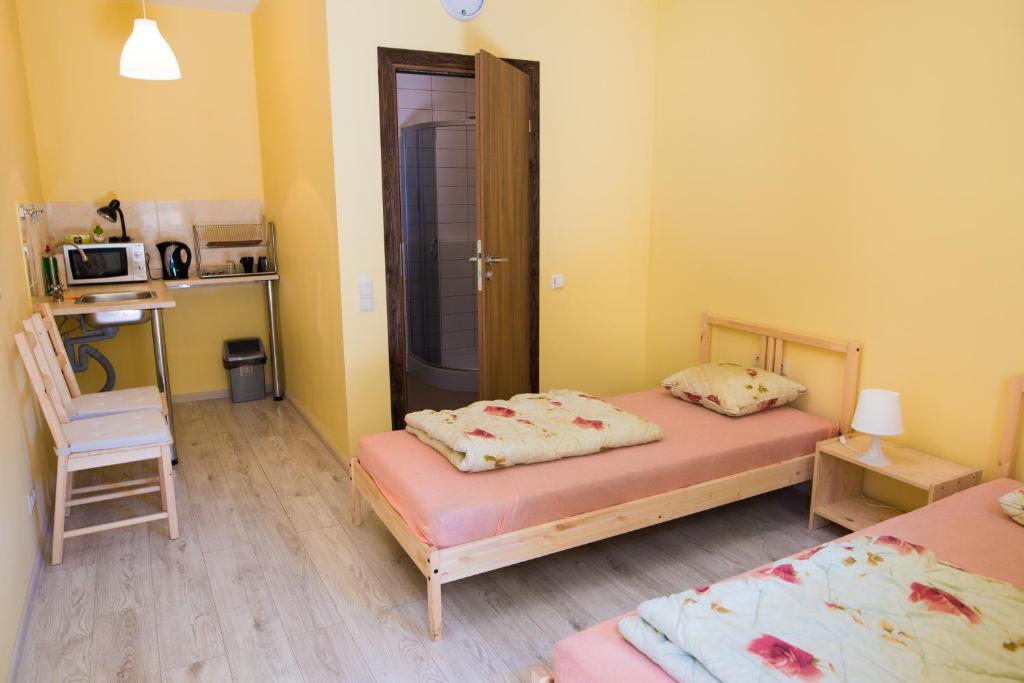 Postel nebo postele na pokoji v ubytování Fortuna Hostel