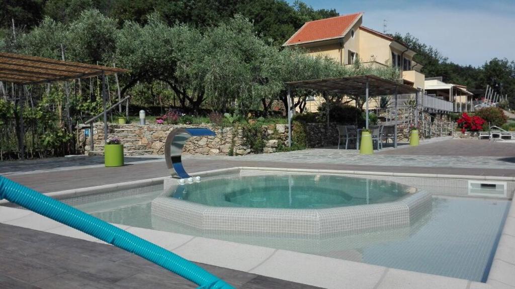 a hot tub with a water fountain in a yard at Oroverde in Bergeggi
