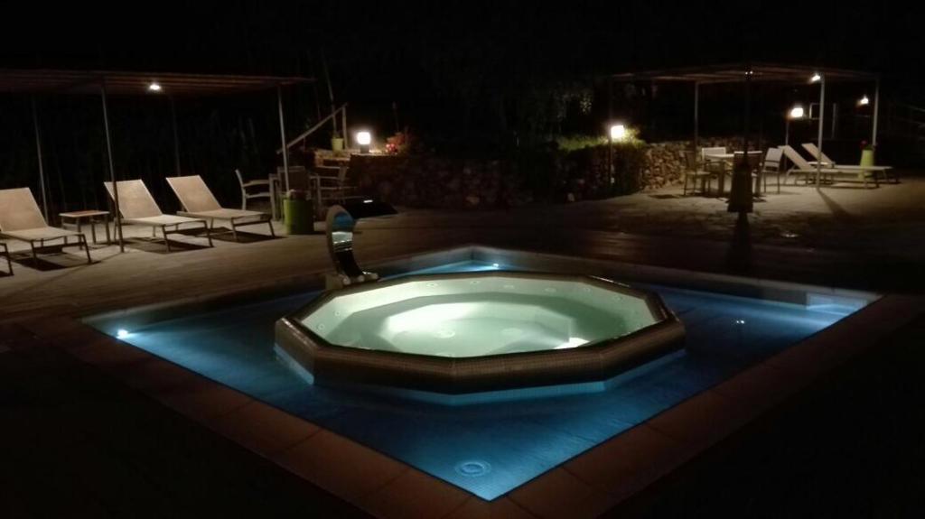 a bath tub in the middle of a patio at night at Oroverde in Bergeggi