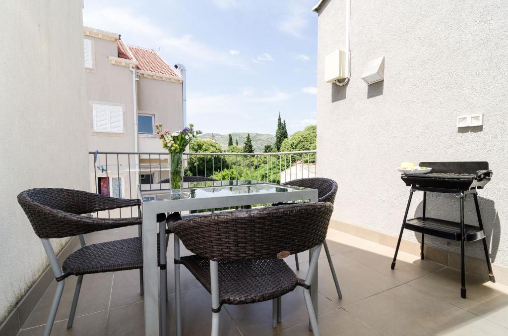 balcón con mesa y sillas en Dubrovnik Apartments Lele, en Dubrovnik