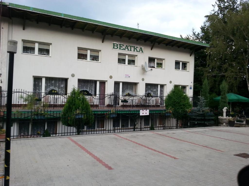 un edificio blanco con una valla delante en Beatka, en Świeradów-Zdrój