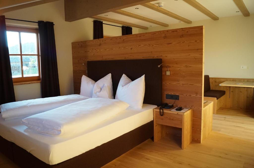 Postel nebo postele na pokoji v ubytování Hotel Laurin