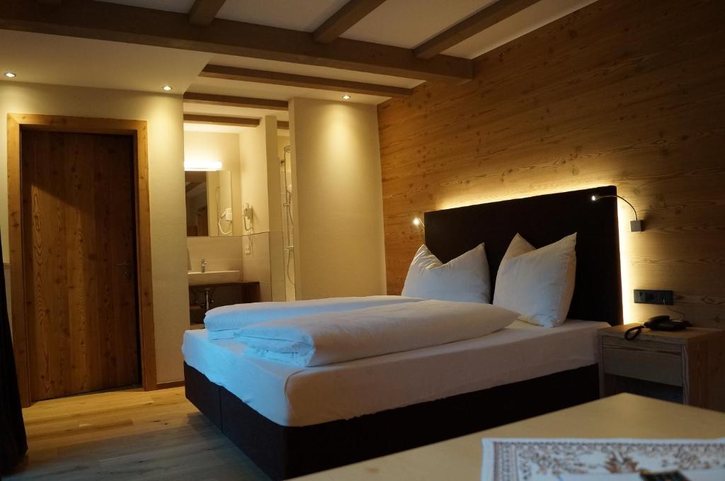 Postel nebo postele na pokoji v ubytování Hotel Laurin