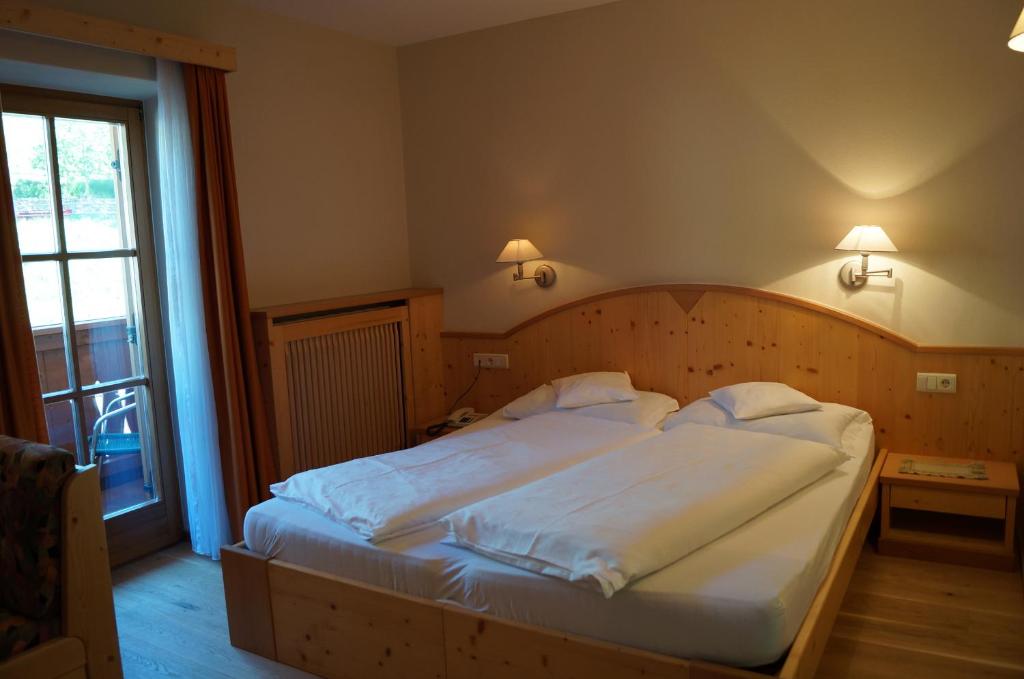 Postel nebo postele na pokoji v ubytování Hotel Laurin