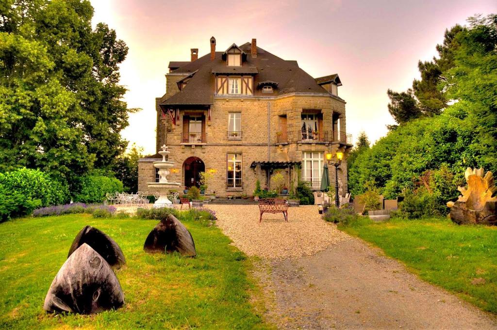 une vieille maison au milieu d'un champ dans l'établissement Chambres d'Hôtes-Château Constant, à Bessines-sur-Gartempe