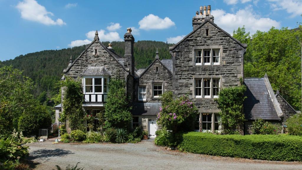 una vieja casa de piedra en las montañas en Farchynys Hall, en Barmouth