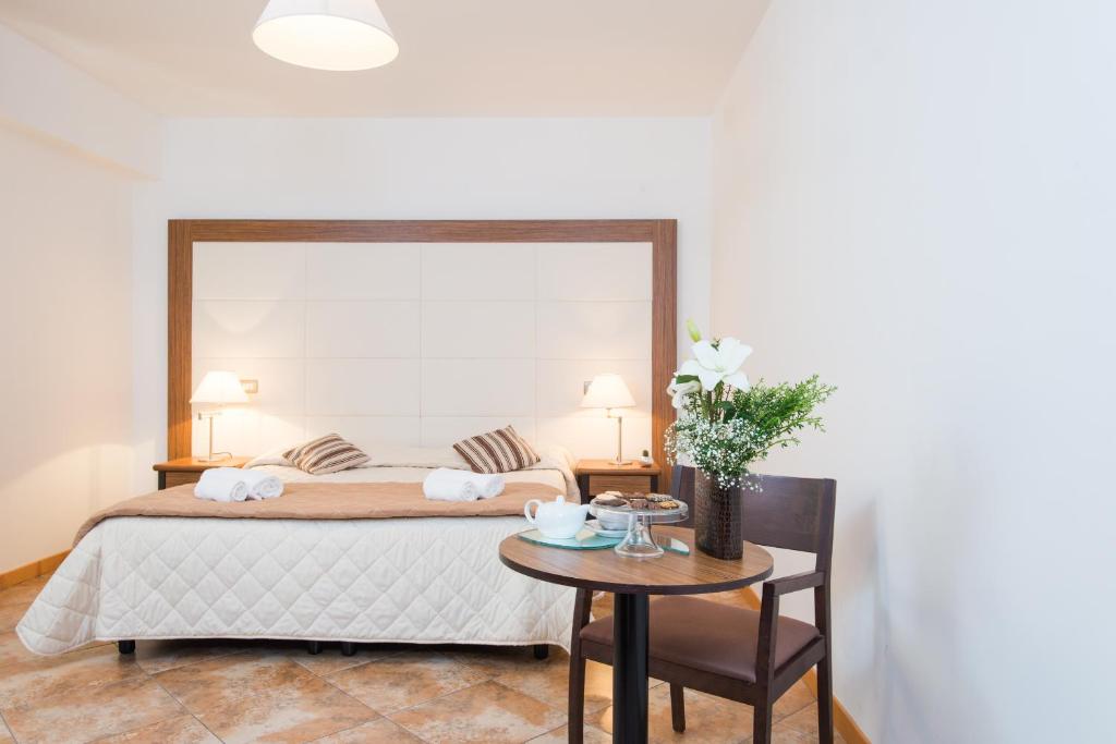 Postel nebo postele na pokoji v ubytování Royal Hotel