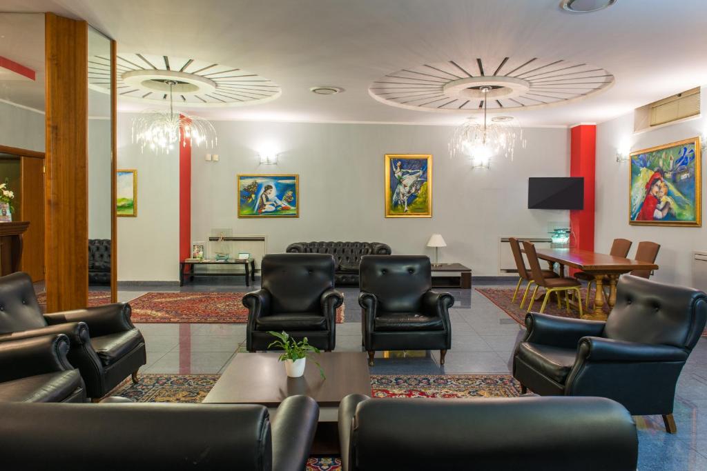 TV a/nebo společenská místnost v ubytování Royal Hotel