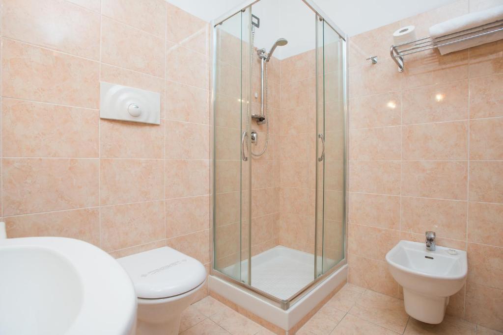 Koupelna v ubytování Royal Hotel