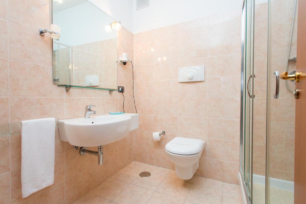 Koupelna v ubytování Royal Hotel
