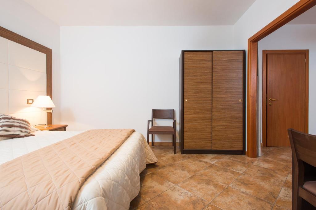 Postel nebo postele na pokoji v ubytování Royal Hotel