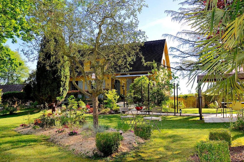 a yellow house with a garden in front of it at Au Jardin de Lisa in Cherreau