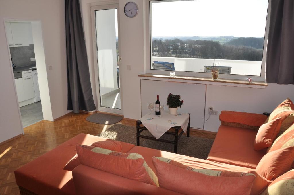 sala de estar con sofá y ventana en Ferienwohnung Weitblick en Velbert