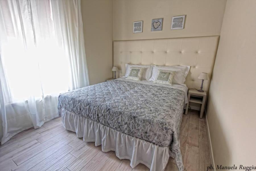 - une chambre avec un grand lit et une grande fenêtre dans l'établissement Luna City, à Ravenne