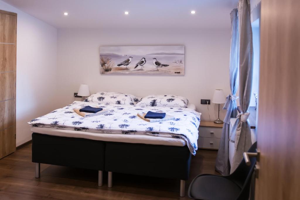 Rúm í herbergi á Hotel Hubert
