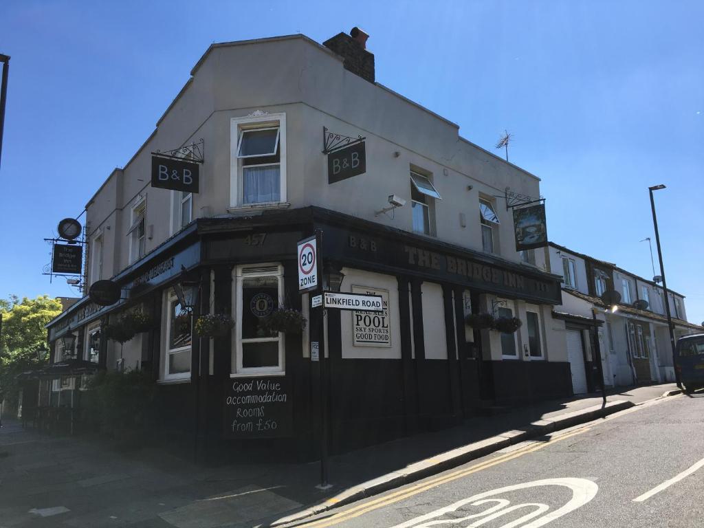 a building on the corner of a street at The Bridge Inn in Isleworth