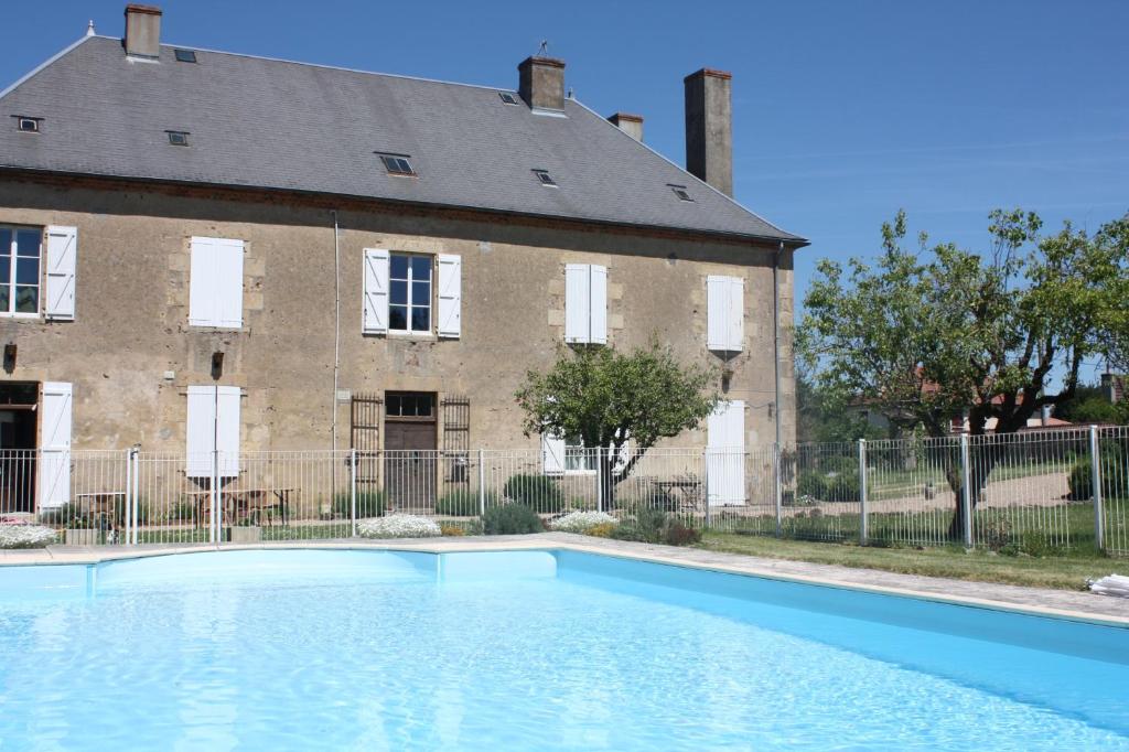 a house with a swimming pool in front of a building at Château Latour in Fours