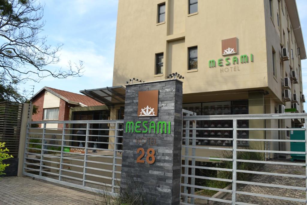 un edificio con un cancello di fronte di Mesami Hotel a Durban