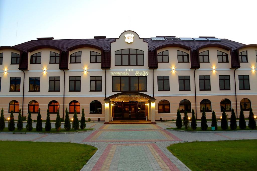 un gran edificio con un reloj encima en BeSt Hotel and Restaurant complex, en Dunaivtsi