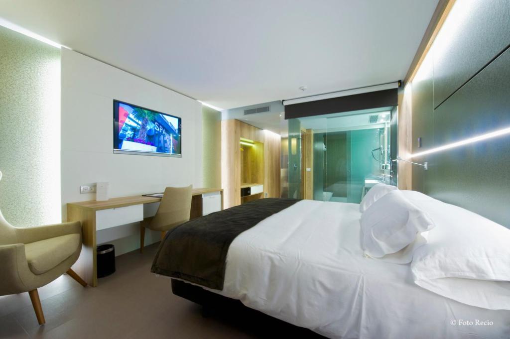 Postel nebo postele na pokoji v ubytování Hotel & Spa Ciudad de Binéfar