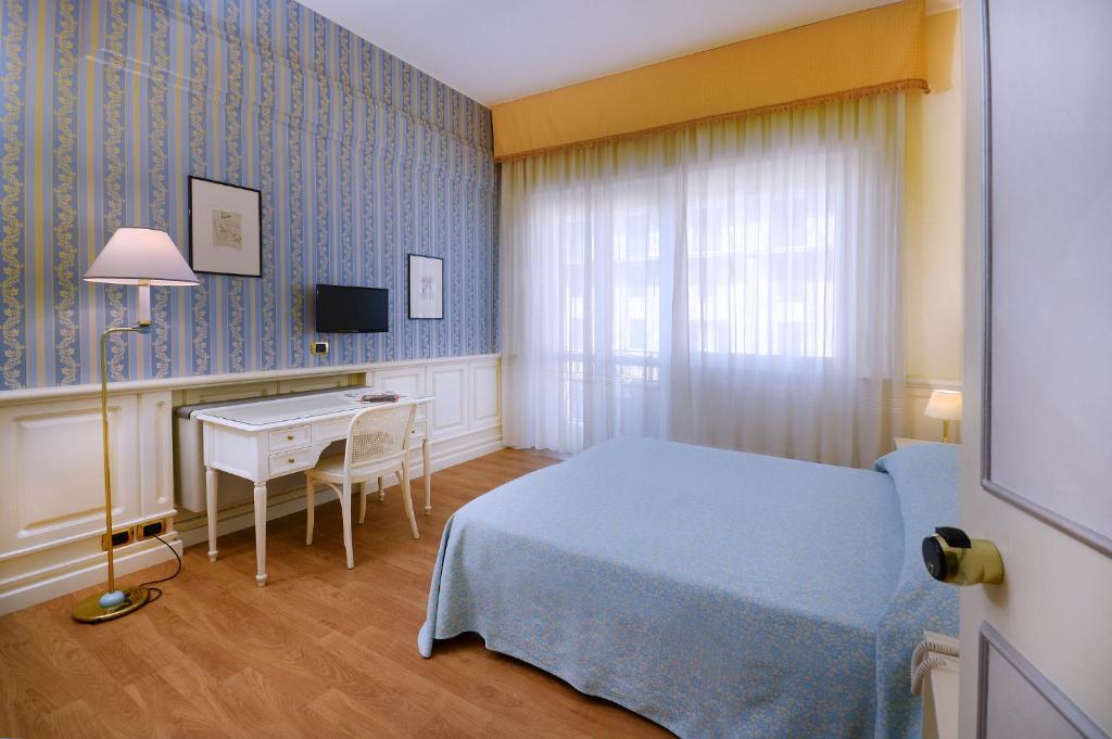 Postel nebo postele na pokoji v ubytování Ambasciatori Palace