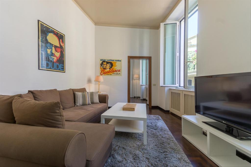 A television and/or entertainment centre at Palazzo Borghese Lovely Flat