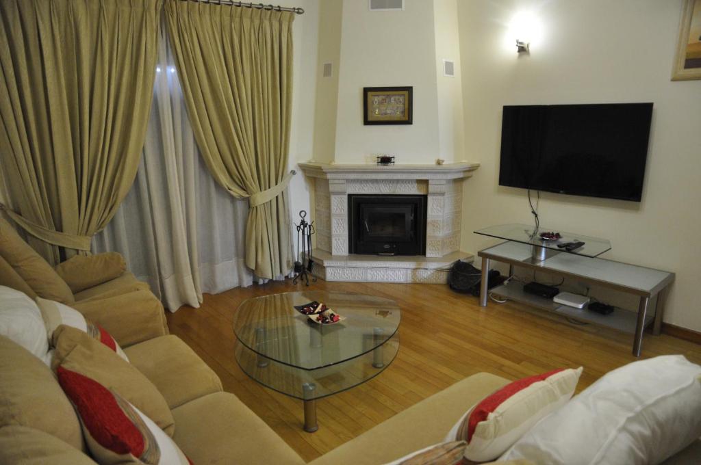 a living room with a couch and a television at Apartamento Algarve Holidays in Faro