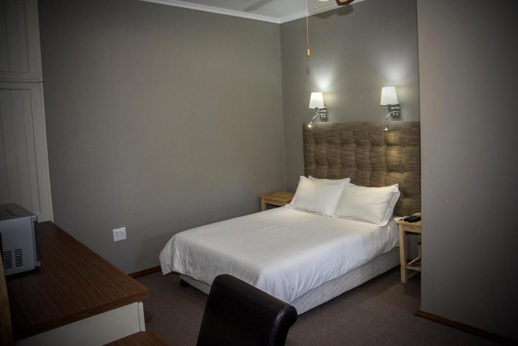 Tempat tidur dalam kamar di Gariep Country Lodge