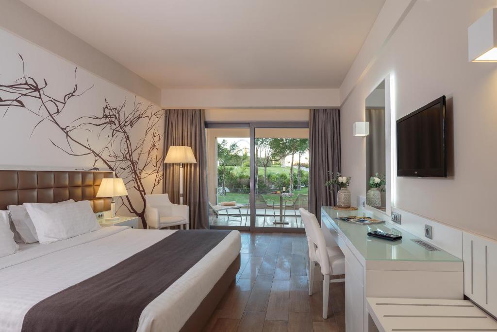 Postel nebo postele na pokoji v ubytování Princess Andriana Resort & Spa - Ultra All-Inclusive
