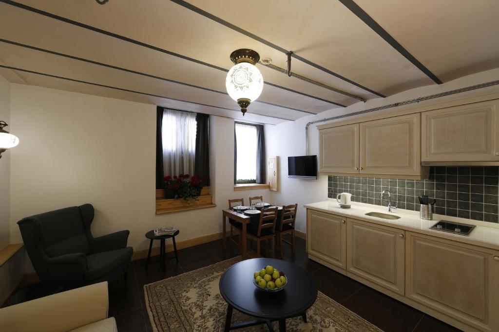 TV a/nebo společenská místnost v ubytování Catirga Konak Apartments