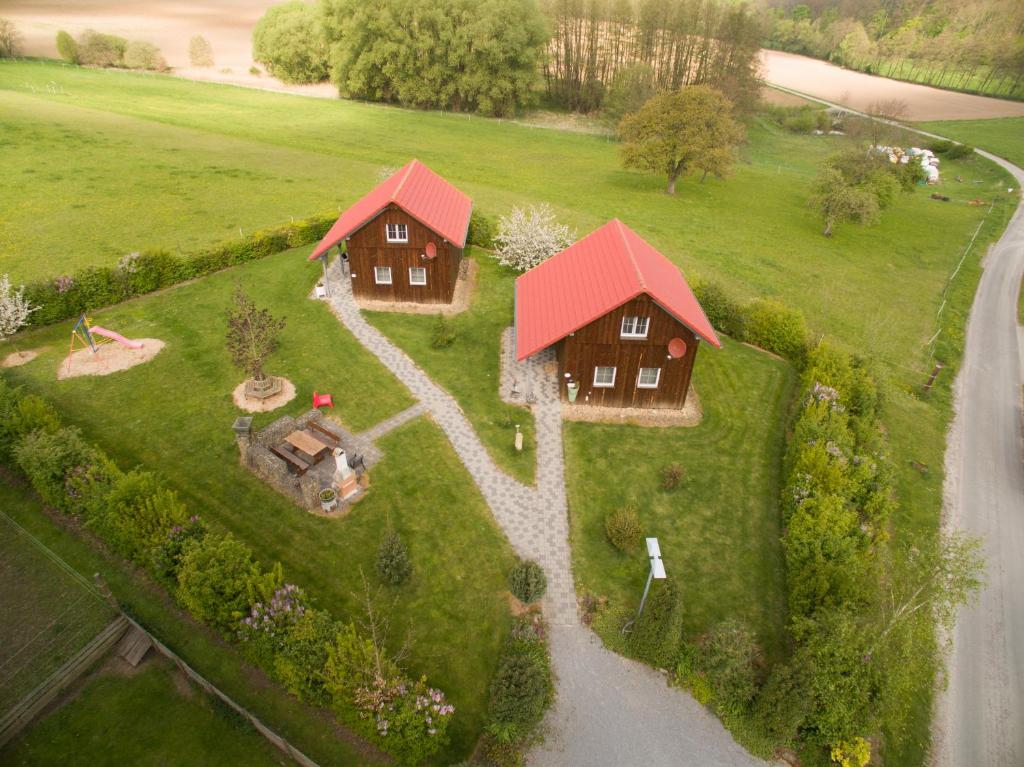 uma vista aérea de duas casas num campo em Hagwaldhof em Niederhofen