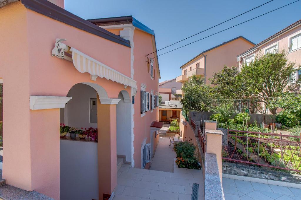 Budova, v ktorej sa apartmán nachádza