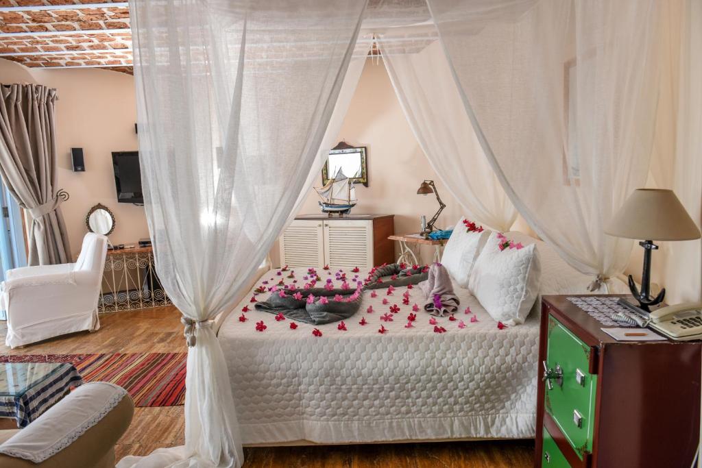 Un dormitorio con una cama con corazones rosados. en Beyaz Yunus Hotel - Adult Only, en Ölüdeniz