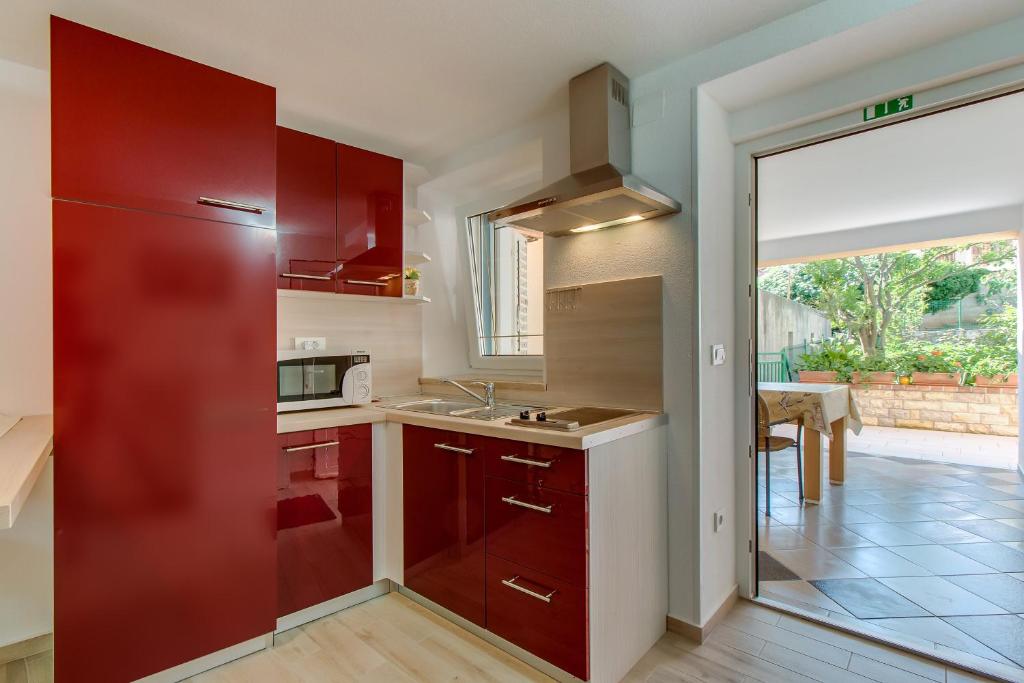 Kuchyňa alebo kuchynka v ubytovaní Apartments Leila