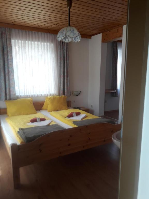 Voodi või voodid majutusasutuse Gästehaus Lutschounig toas