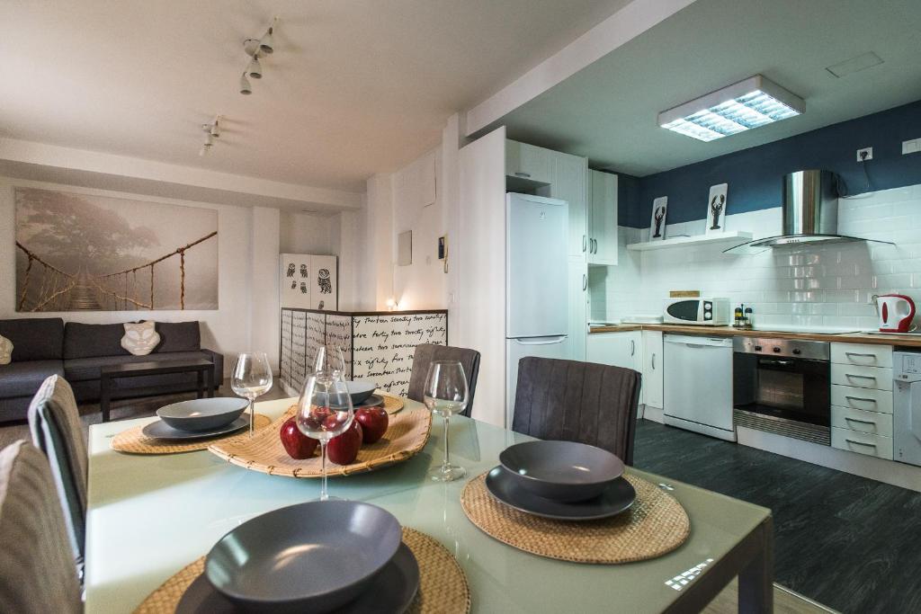 a kitchen and living room with a table and chairs at Apartamento Centro Sevilla in Seville
