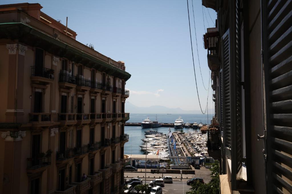 Blick auf einen Hafen zwischen den Gebäuden in der Unterkunft Gramsci Luxury Rooms in Neapel