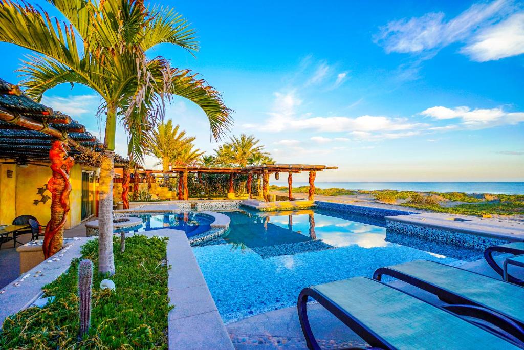 Villa Estrella de Mar - Oceanfront Properties tesisinde veya buraya yakın yüzme havuzu
