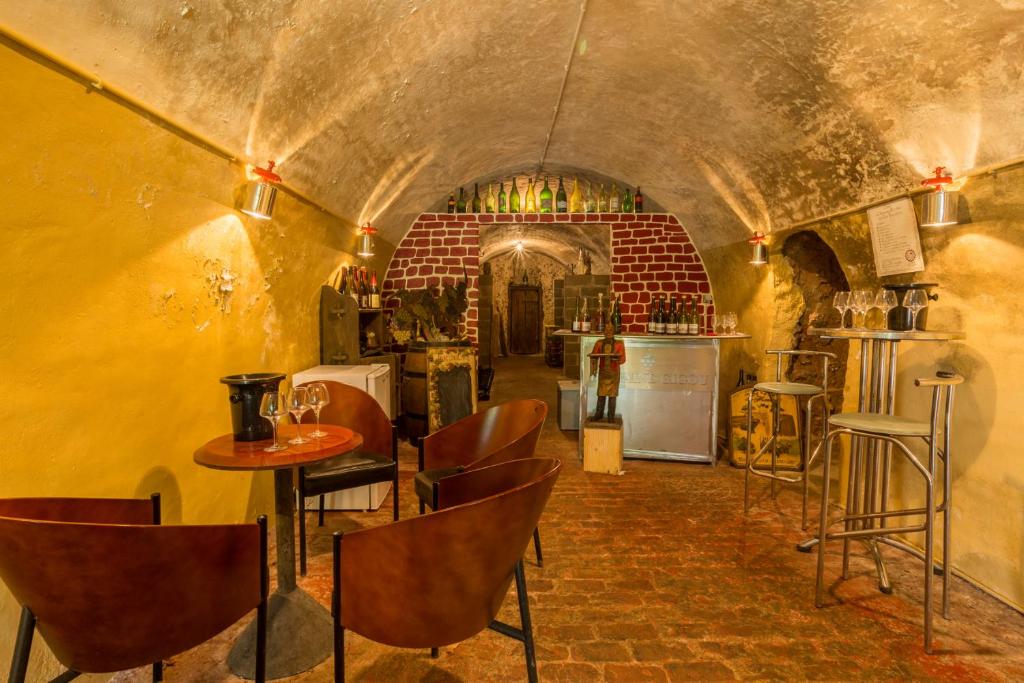 Habitación con mesa, sillas y cocina. en Chambres d'hôtes - Domaine Gigou, en La Chartre-sur-le-Loir