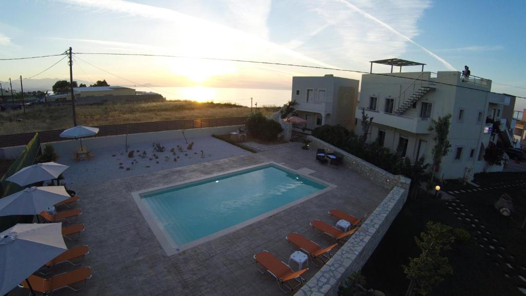 Bazén v ubytování Almyra Apartments & Suites nebo v jeho okolí