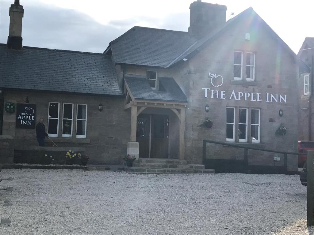 un edificio con la posada de las manzanas escrita en él en The Apple Inn, en Lucker