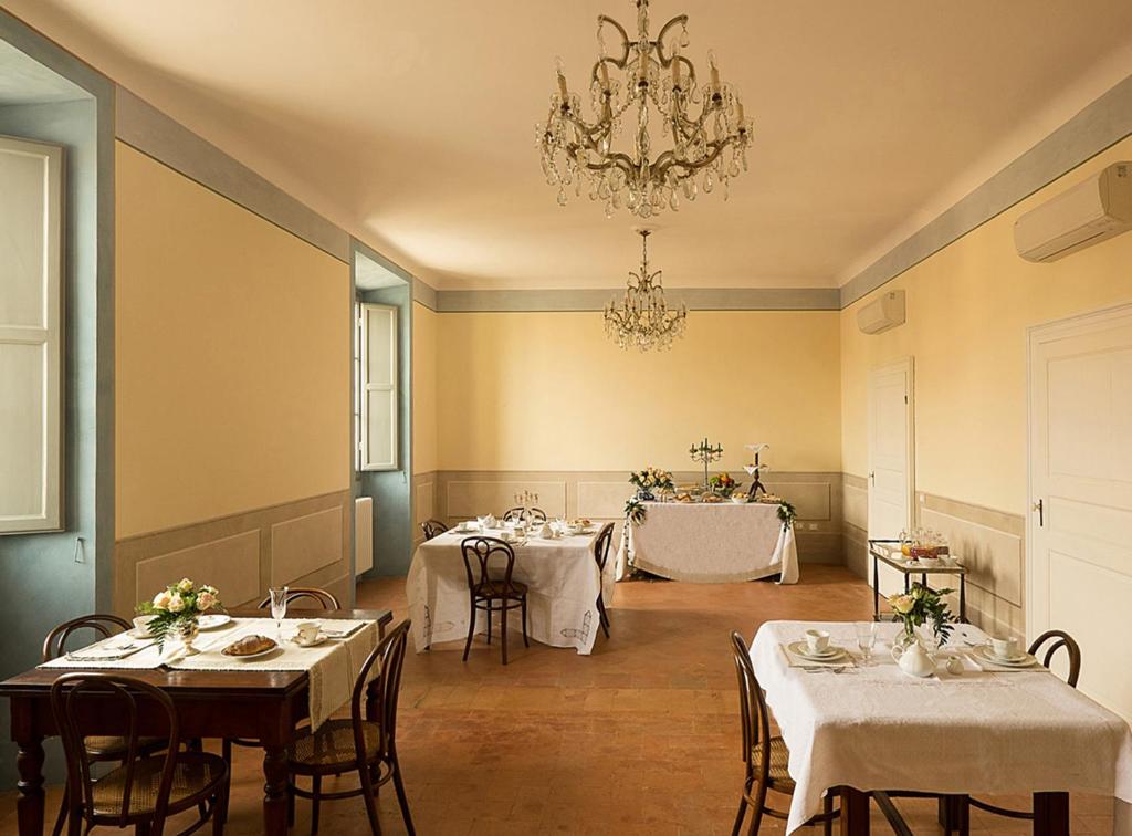 Majoituspaikan B&B Palazzo Mattei ravintola tai vastaava paikka