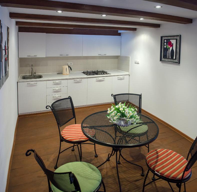 لابی و فضای عمومی Exquisite Two Bedroom Apartment With a Mezzanine - تصویر ۵