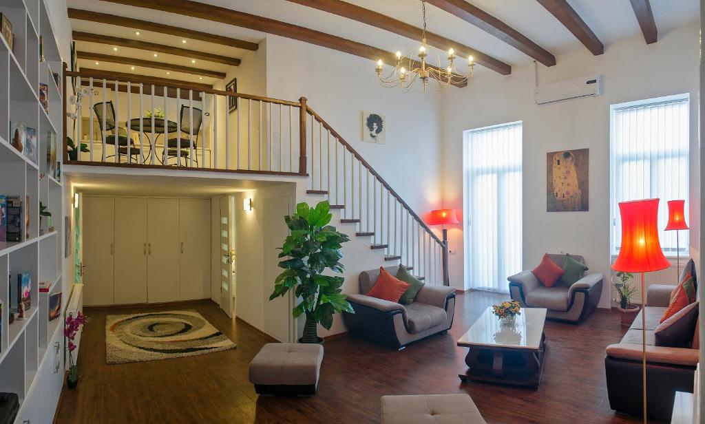 Exquisite Two Bedroom Apartment With a Mezzanine در تفلیس