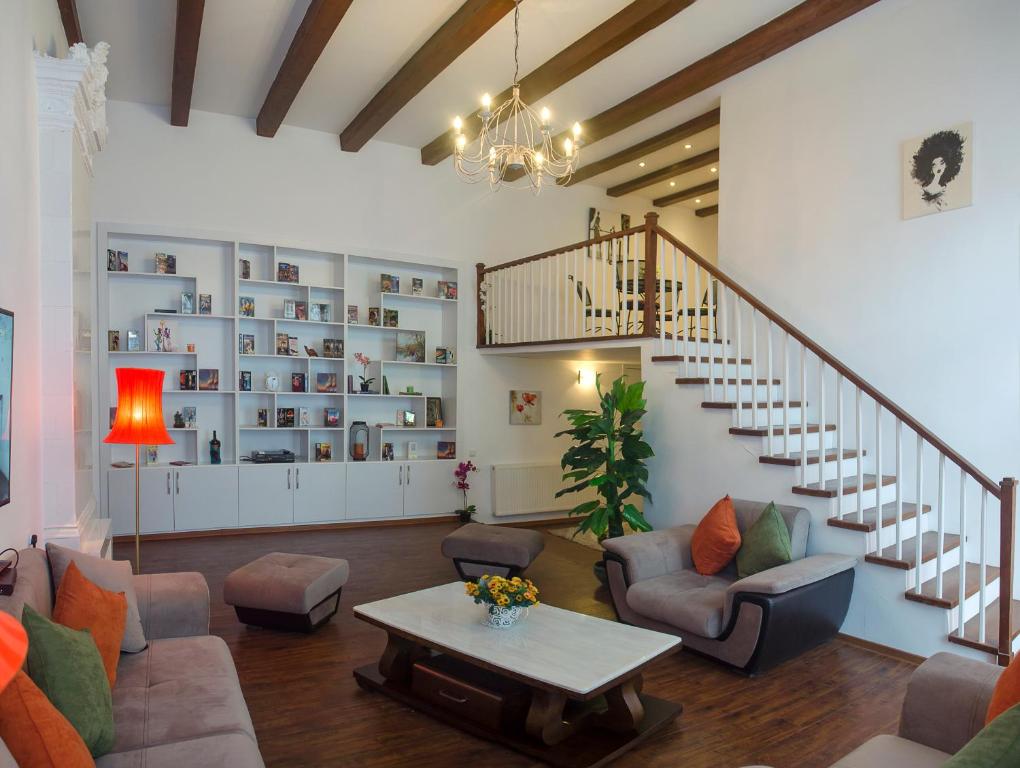 فضای داخلی Exquisite Two Bedroom Apartment With a Mezzanine در تفلیس - تصویر ۳
