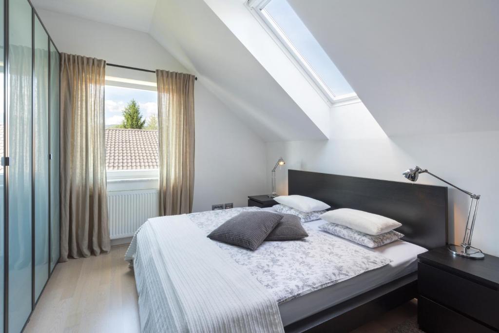 Postel nebo postele na pokoji v ubytování Bled Apartment Kirsch