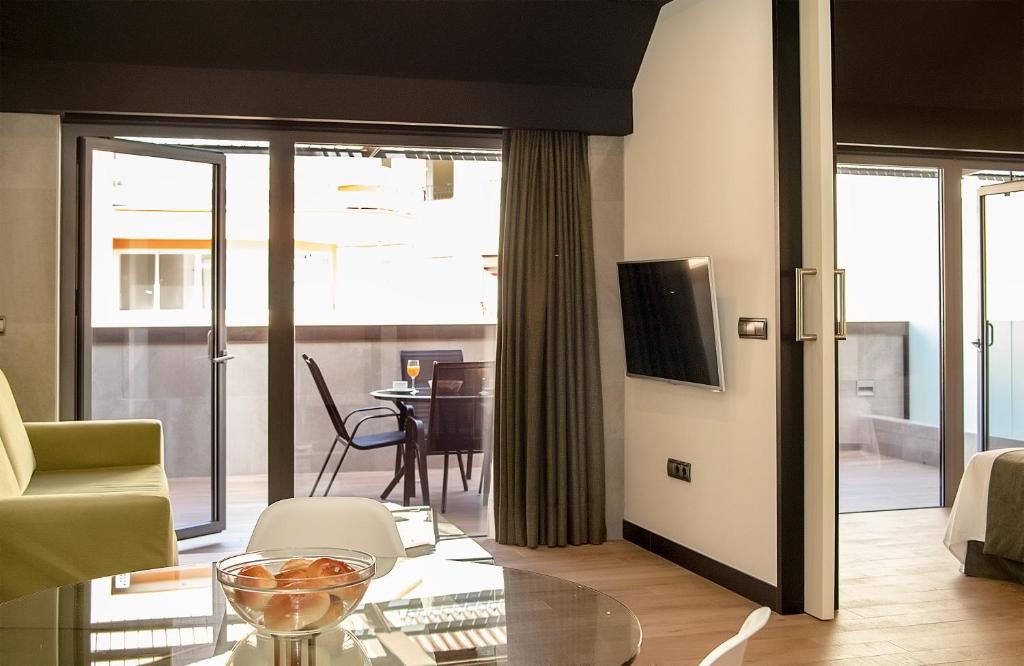 Televízia a/alebo spoločenská miestnosť v ubytovaní Apartamentos Suites Oficentro Deluxe