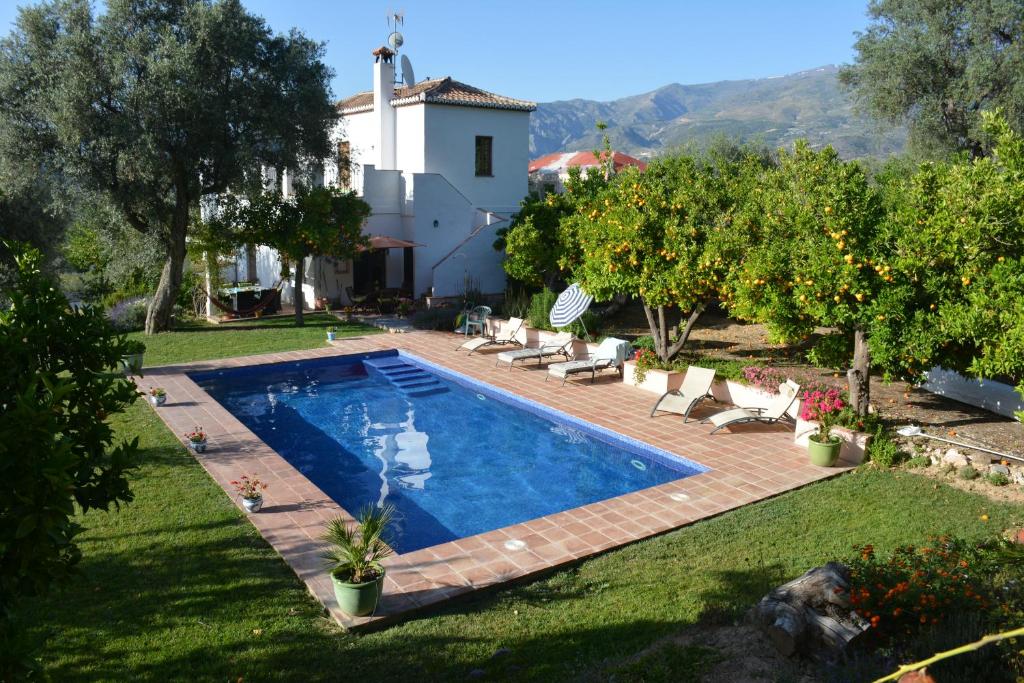 una piscina nel cortile di una casa di Casa Viñas de Vera a Restábal